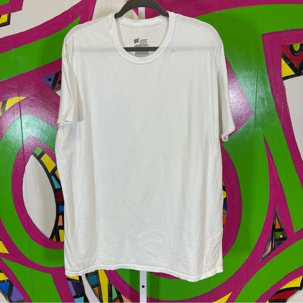 Hanes Comfort Soft, Basic White T-Shirt. Size 2XL. Good used condition!